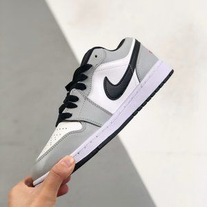 Air Jordan 1 has the supreme position in the shoe circle, because it not only op
